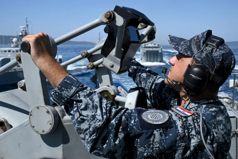 Izgleda brutalno! Pogledajte generalnu probu za mimoplov: Od raketo-topovnjača do vojnih brodica