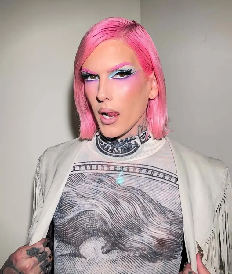 Smatra da su trans ljudi bolesni, a oblači se kao žena: Ovo je Jeffree Star