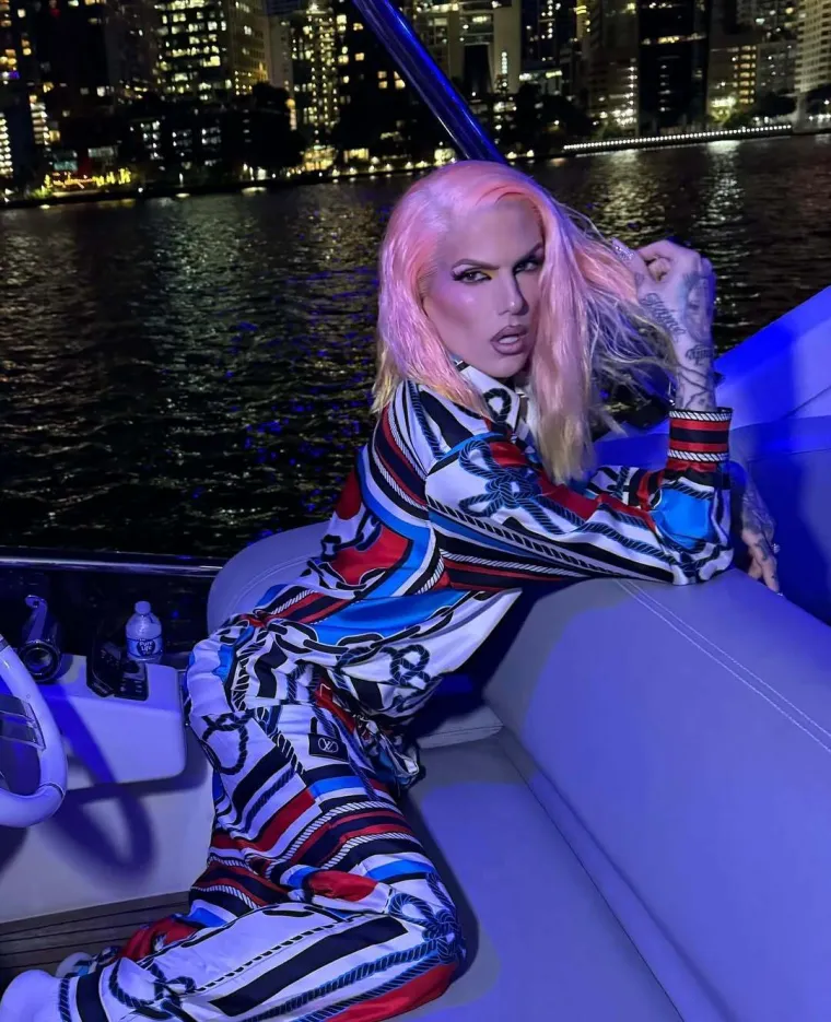 Smatra da su trans ljudi bolesni, a oblači se kao žena: Ovo je Jeffree Star