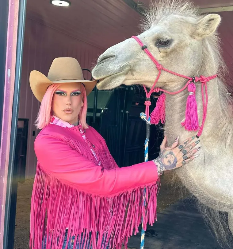 Smatra da su trans ljudi bolesni, a oblači se kao žena: Ovo je Jeffree Star