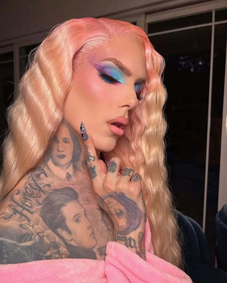 Smatra da su trans ljudi bolesni, a oblači se kao žena: Ovo je Jeffree Star