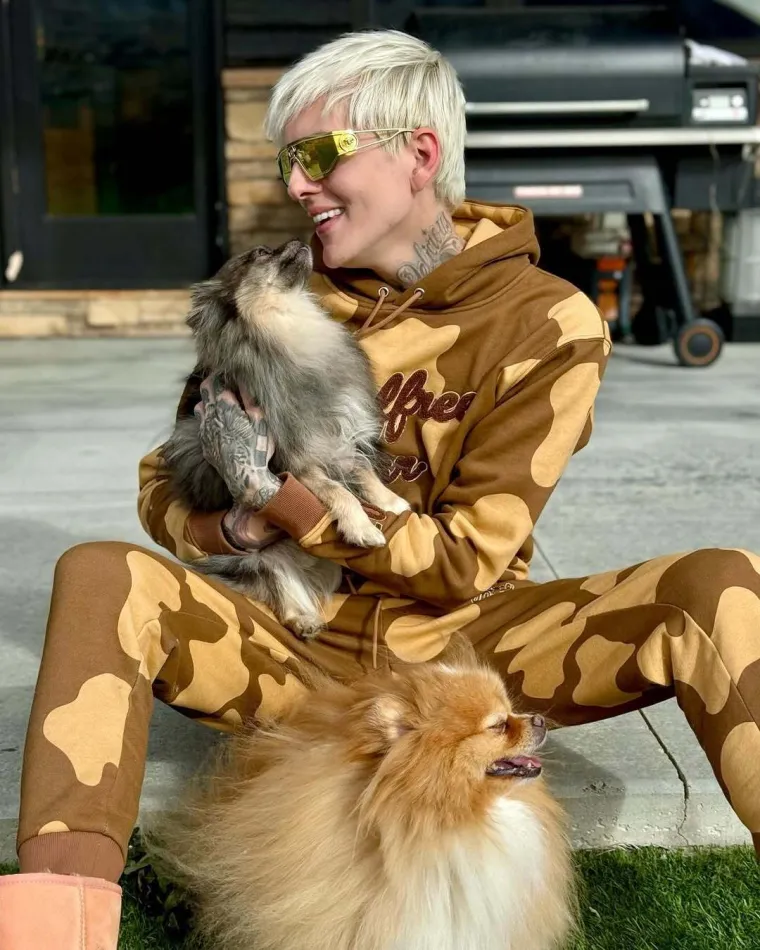 Smatra da su trans ljudi bolesni, a oblači se kao žena: Ovo je Jeffree Star