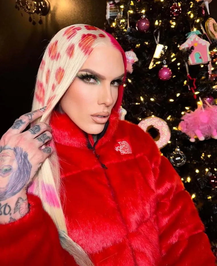 Smatra da su trans ljudi bolesni, a oblači se kao žena: Ovo je Jeffree Star