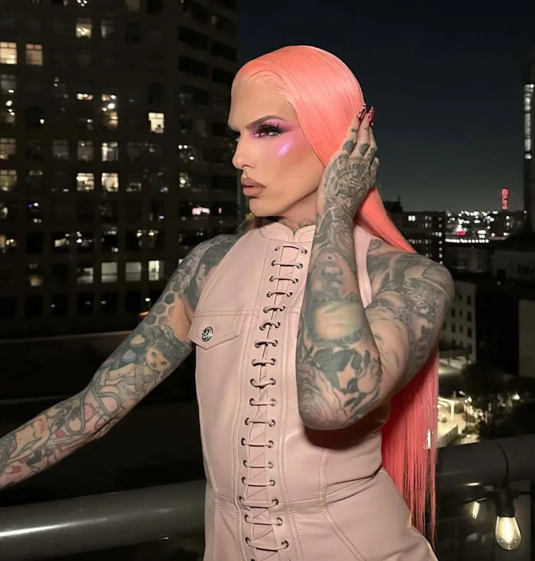 Smatra da su trans ljudi bolesni, a oblači se kao žena: Ovo je Jeffree Star