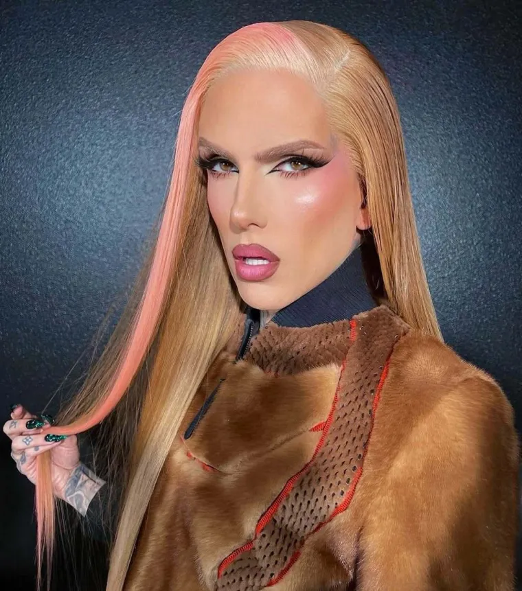 Smatra da su trans ljudi bolesni, a oblači se kao žena: Ovo je Jeffree Star