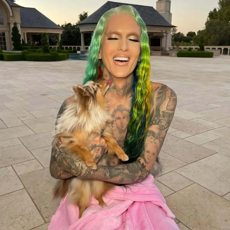 Smatra da su trans ljudi bolesni, a oblači se kao žena: Ovo je Jeffree Star