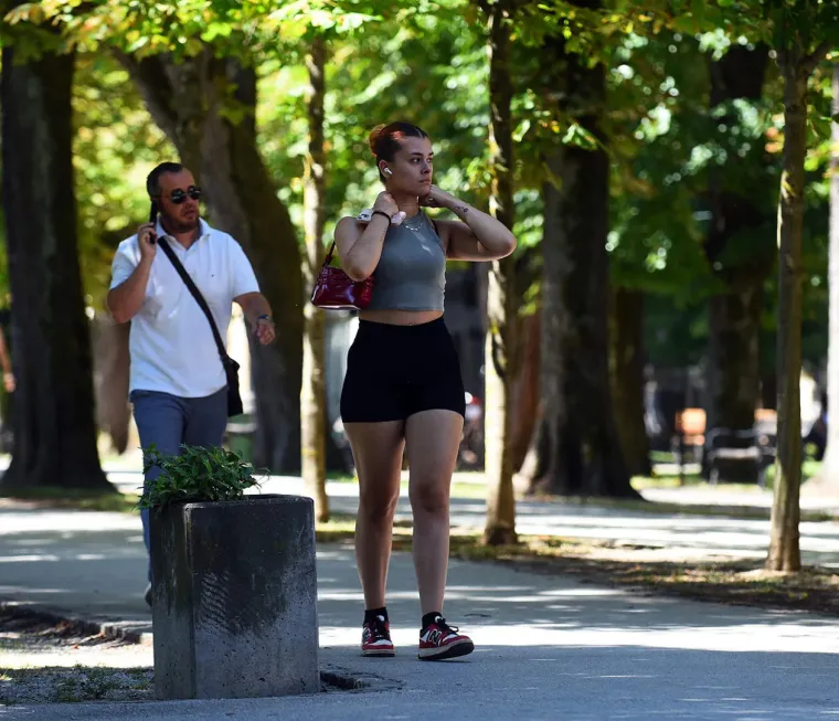 Djevojka u vrućim hlačicama odaje dojam zločeste djevojke: Izdao ju detalj na pupku