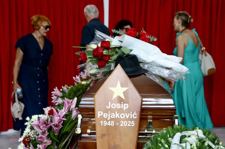 Brojni se oprostili od Josipa Pejakovića na sprovodu u Sarajevu: Među njima i Hanka Paldum