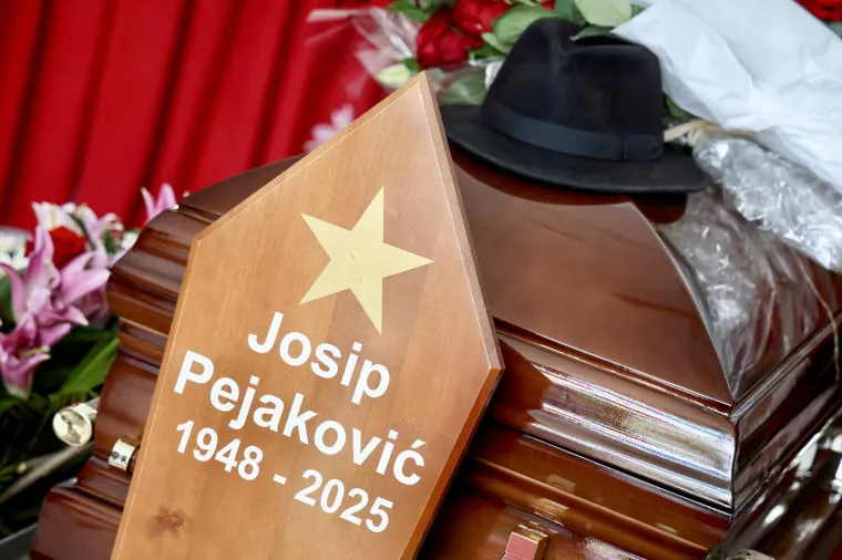 Brojni se oprostili od Josipa Pejakovića na sprovodu u Sarajevu: Među njima i Hanka Paldum