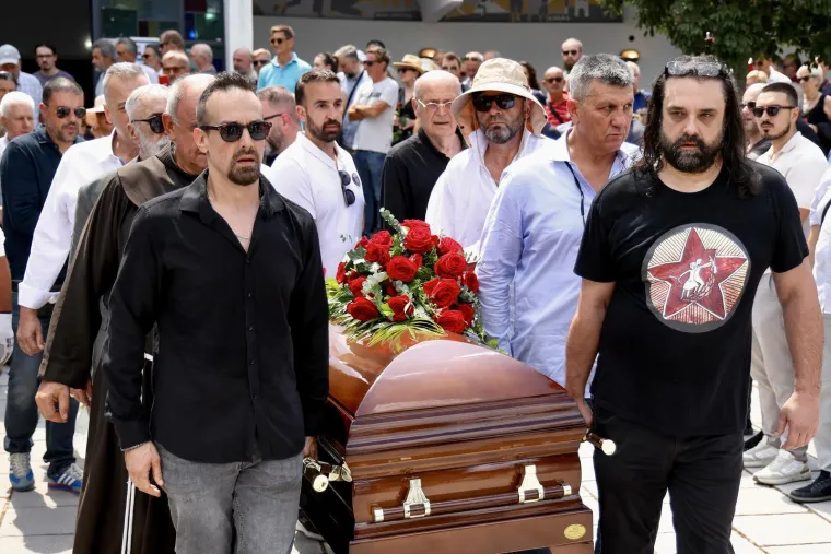 Brojni se oprostili od Josipa Pejakovića na sprovodu u Sarajevu: Među njima i Hanka Paldum