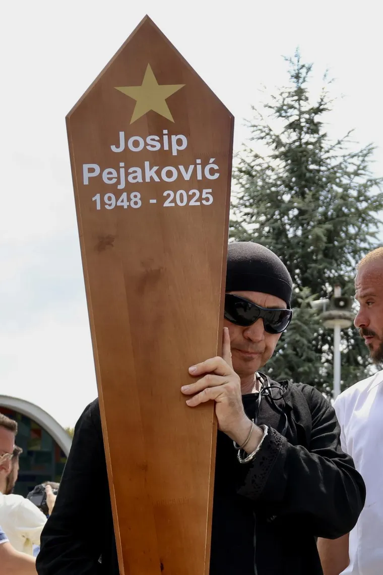 Brojni se oprostili od Josipa Pejakovića na sprovodu u Sarajevu: Među njima i Hanka Paldum