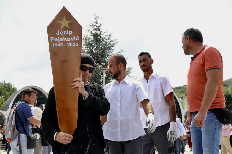 Brojni se oprostili od Josipa Pejakovića na sprovodu u Sarajevu: Među njima i Hanka Paldum