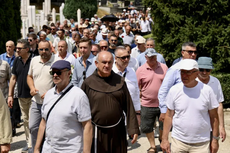 Brojni se oprostili od Josipa Pejakovića na sprovodu u Sarajevu: Među njima i Hanka Paldum