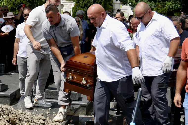 Brojni se oprostili od Josipa Pejakovića na sprovodu u Sarajevu: Među njima i Hanka Paldum