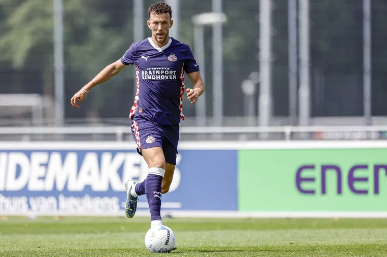 Perišić pokazao trbušnjake i isklesano tijelo, a jednim potezom je oduševio sina srpske legende