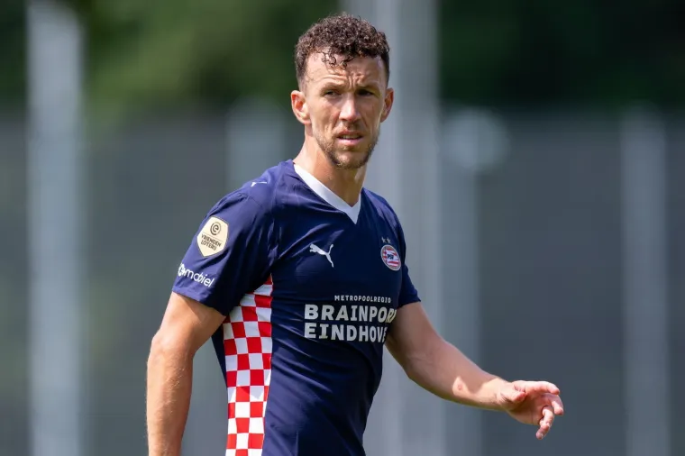 Perišić pokazao trbušnjake i isklesano tijelo, a jednim potezom je oduševio sina srpske legende
