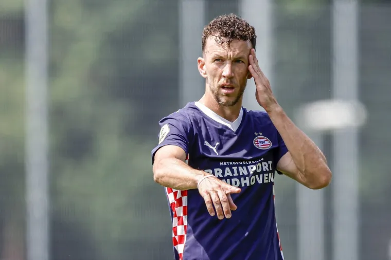 Perišić pokazao trbušnjake i isklesano tijelo, a jednim potezom je oduševio sina srpske legende