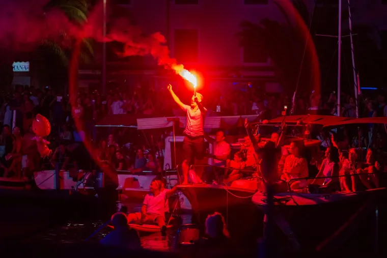 Vela Luka u suzama: Pogledajte prošlogodišnju atmosferu 'Traga u beskraju'