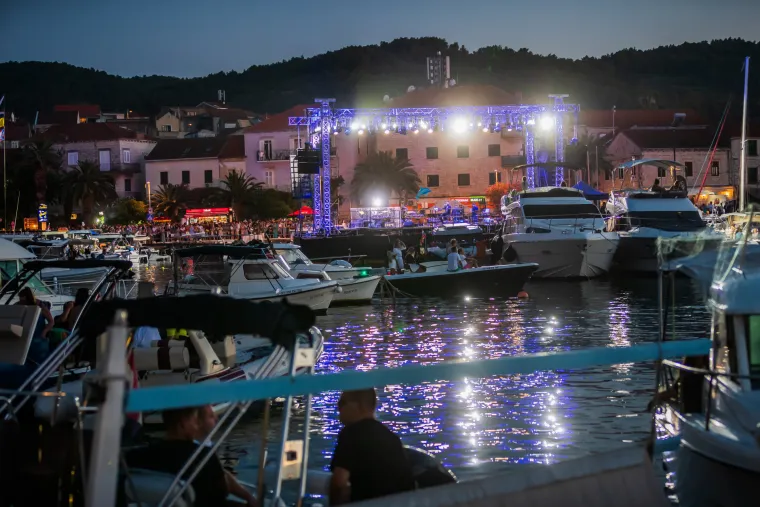 Vela Luka u suzama: Pogledajte prošlogodišnju atmosferu 'Traga u beskraju'
