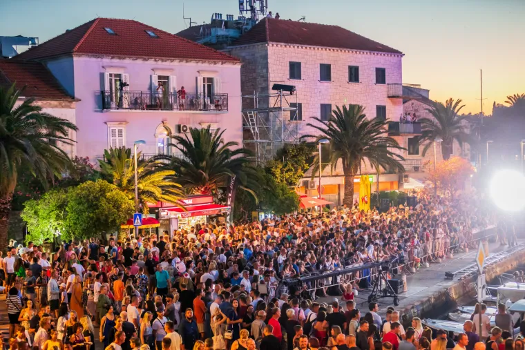 Vela Luka u suzama: Pogledajte prošlogodišnju atmosferu 'Traga u beskraju'