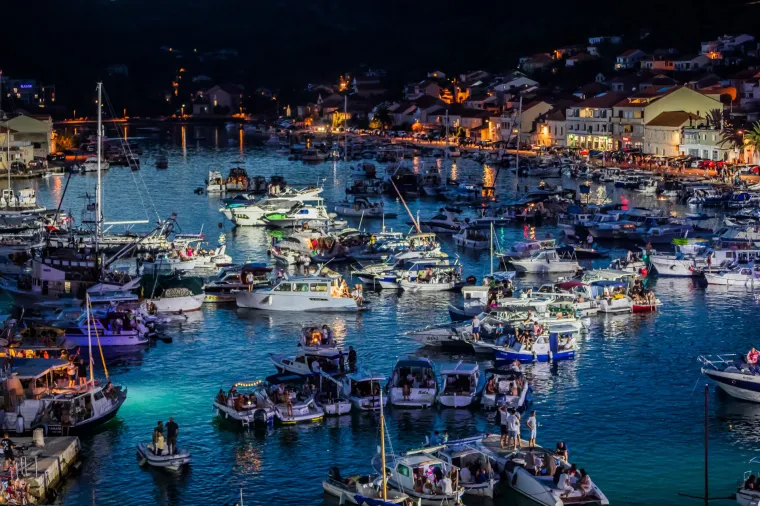 Vela Luka u suzama: Pogledajte pro&scaron;logodi&scaron;nju atmosferu 'Traga u beskraju'