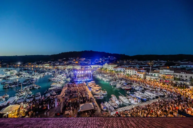 Vela Luka u suzama: Pogledajte pro&scaron;logodi&scaron;nju atmosferu 'Traga u beskraju'