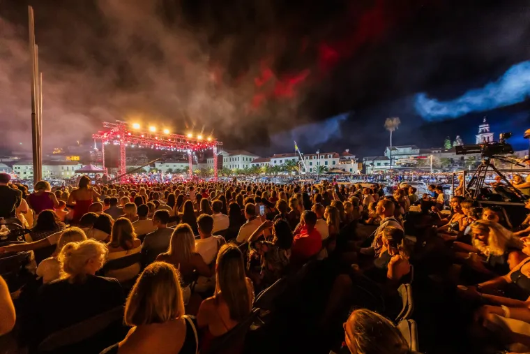 Vela Luka u suzama: Pogledajte pro&scaron;logodi&scaron;nju atmosferu 'Traga u beskraju'