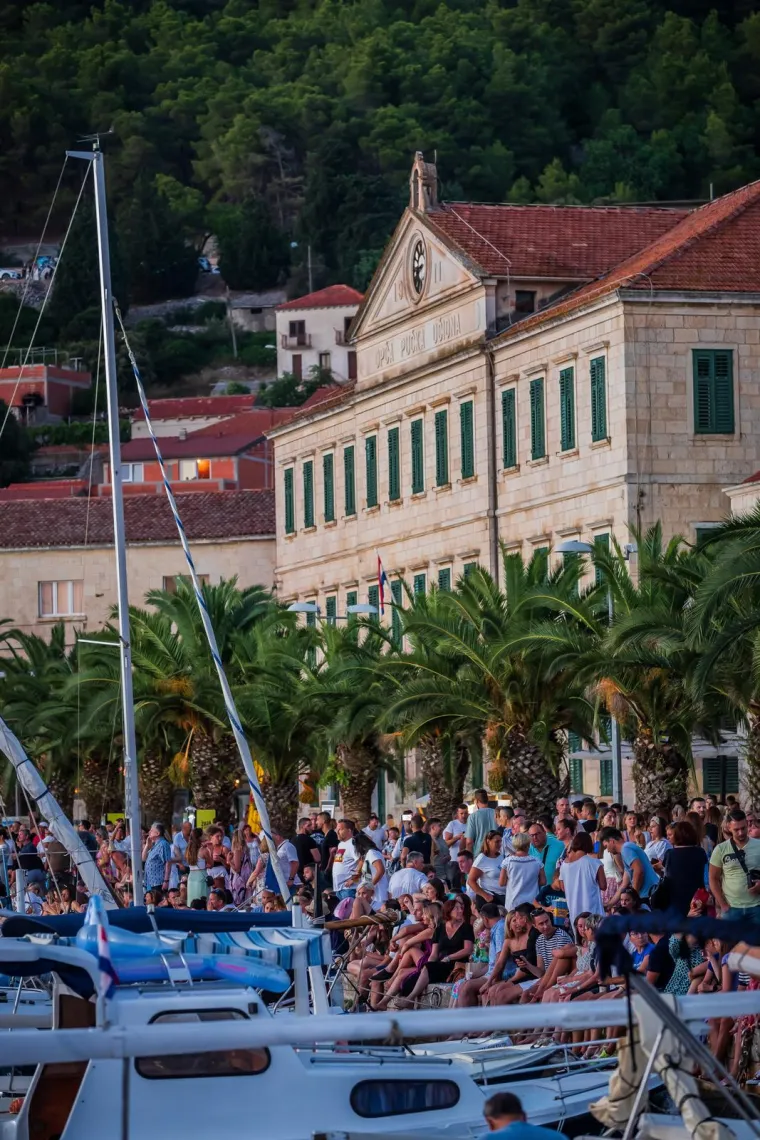 Vela Luka u suzama: Pogledajte pro&scaron;logodi&scaron;nju atmosferu 'Traga u beskraju'