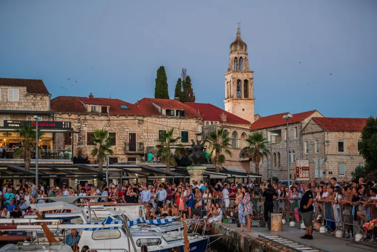 Vela Luka u suzama: Pogledajte pro&scaron;logodi&scaron;nju atmosferu 'Traga u beskraju'