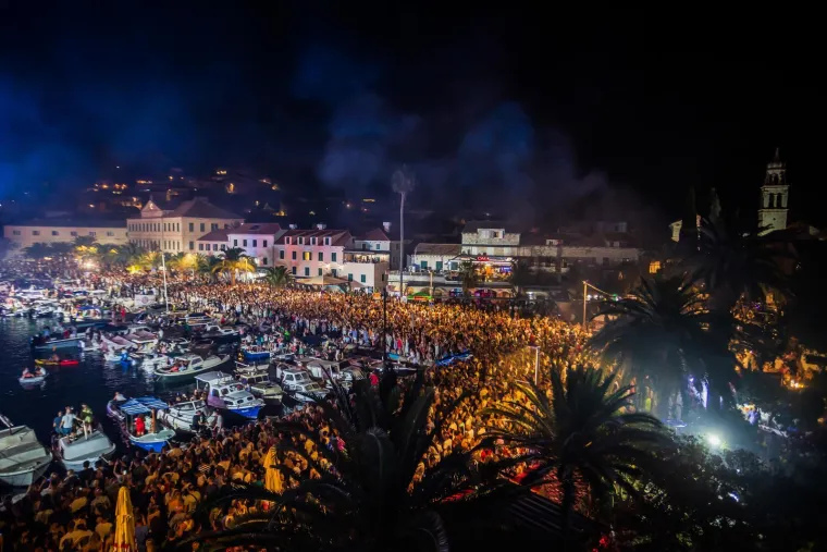 Vela Luka u suzama: Pogledajte pro&scaron;logodi&scaron;nju atmosferu 'Traga u beskraju'