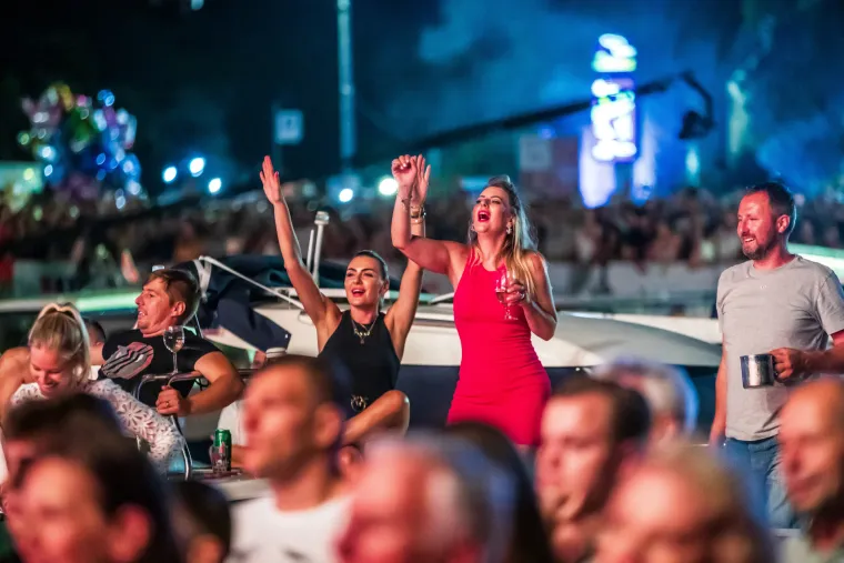 Vela Luka u suzama: Pogledajte pro&scaron;logodi&scaron;nju atmosferu 'Traga u beskraju'