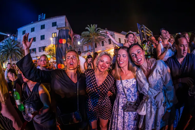 Vela Luka u suzama: Pogledajte pro&scaron;logodi&scaron;nju atmosferu 'Traga u beskraju'