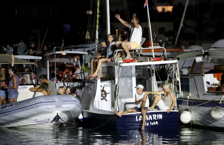 Vela Luka u suzama: Pogledajte pro&scaron;logodi&scaron;nju atmosferu 'Traga u beskraju'