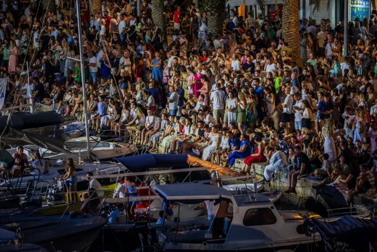 Vela Luka u suzama: Pogledajte pro&scaron;logodi&scaron;nju atmosferu 'Traga u beskraju'