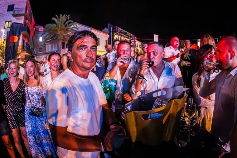 Vela Luka u suzama: Pogledajte prošlogodišnju atmosferu 'Traga u beskraju'
