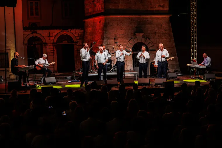 Vela Luka u suzama: Pogledajte pro&scaron;logodi&scaron;nju atmosferu 'Traga u beskraju'