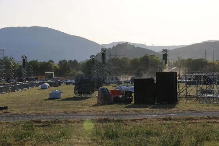Zavirite na Hipodrom u Sinju: Pripreme za Thompsonov koncert u završnoj fazi