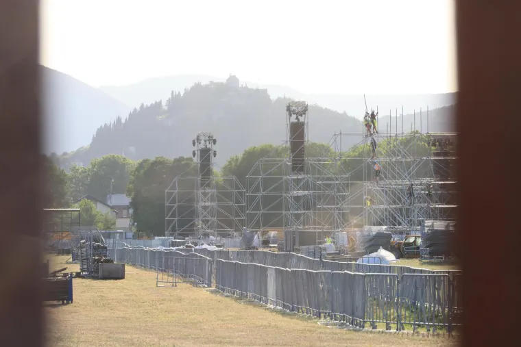 Zavirite na Hipodrom u Sinju: Pripreme za Thompsonov koncert u završnoj fazi