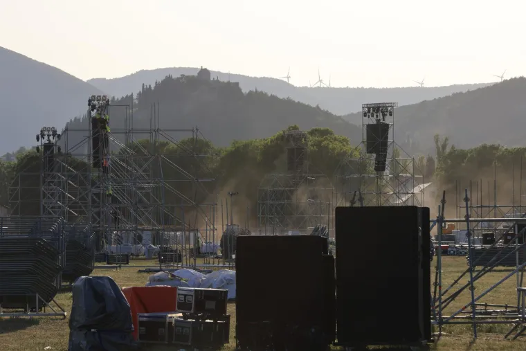 Zavirite na Hipodrom u Sinju: Pripreme za Thompsonov koncert u završnoj fazi