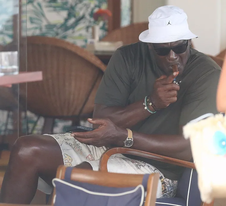 Michael Jordan uživao sa svojim zaštitnim znakom: Bio je sa zanosnom brinetom