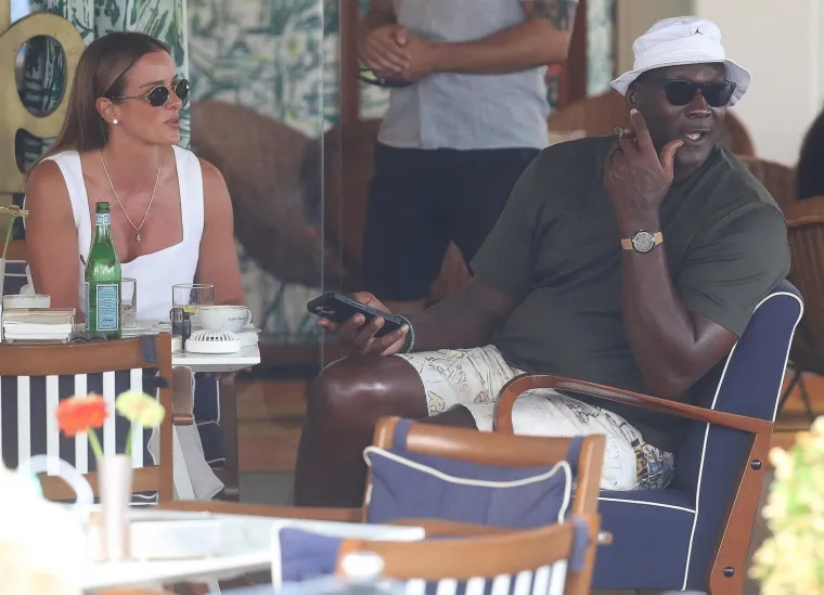 Michael Jordan uživao sa svojim zaštitnim znakom: Bio je sa zanosnom brinetom