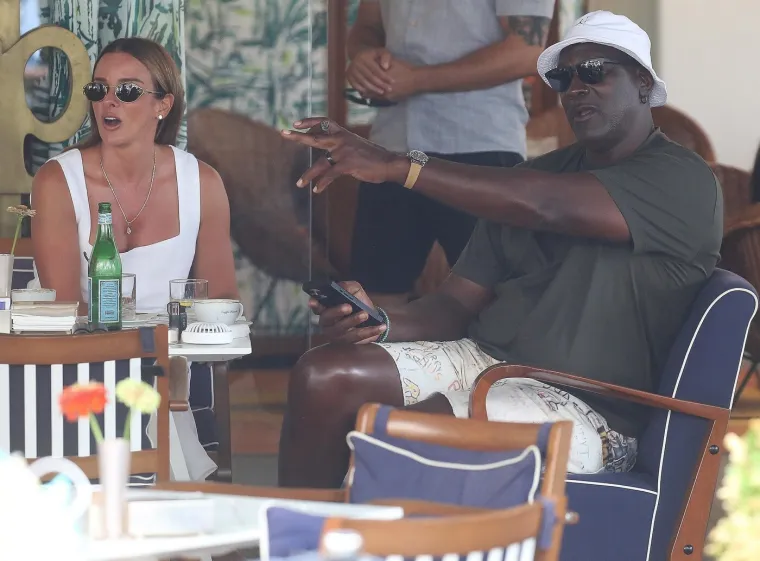 Michael Jordan uživao sa svojim zaštitnim znakom: Bio je sa zanosnom brinetom