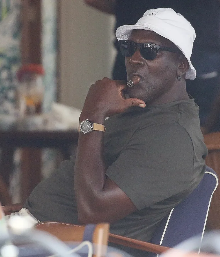 Michael Jordan uživao sa svojim za&scaron;titnim znakom: Bio je sa zanosnom brinetom