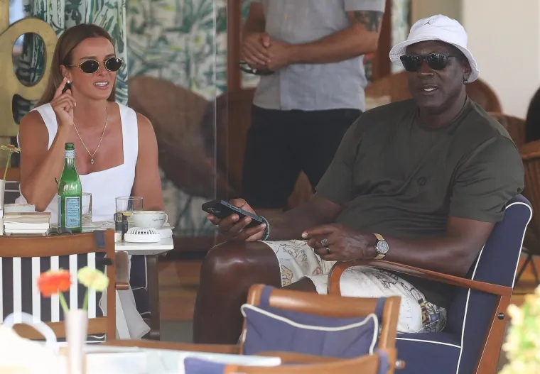 Michael Jordan uživao sa svojim za&scaron;titnim znakom: Bio je sa zanosnom brinetom