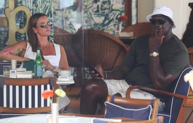 Michael Jordan uživao sa svojim zaštitnim znakom: Bio je sa zanosnom brinetom