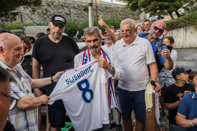 Pogledajte ludnicu koju je Split pripremio Sliškoviću! Poznata lica odala počast legendi Hajduka