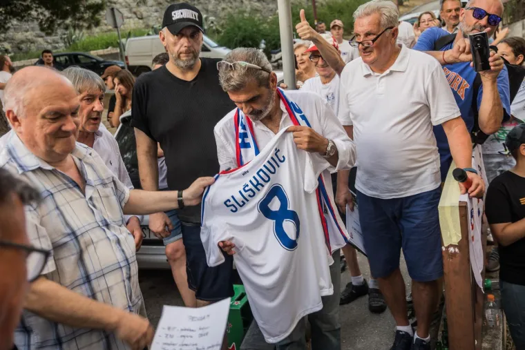 Pogledajte ludnicu koju je Split pripremio Sliškoviću! Poznata lica odala počast legendi Hajduka