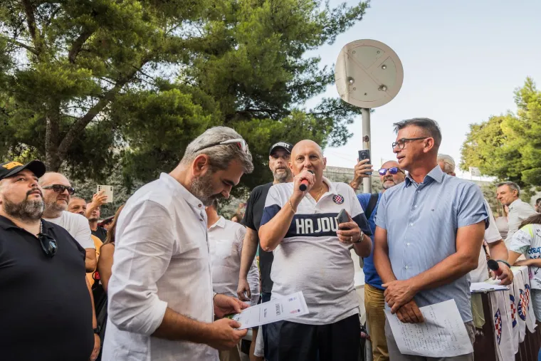 Pogledajte ludnicu koju je Split pripremio Sli&scaron;koviću! Poznata lica odala počast legendi Hajduka