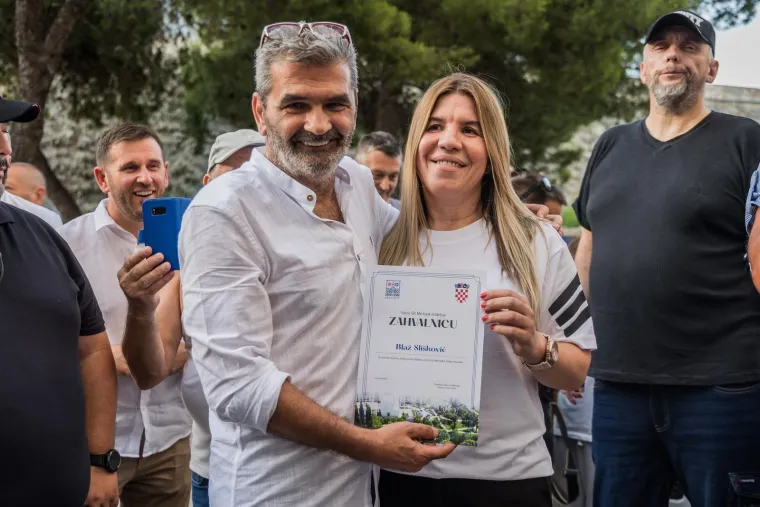 Pogledajte ludnicu koju je Split pripremio Sli&scaron;koviću! Poznata lica odala počast legendi Hajduka