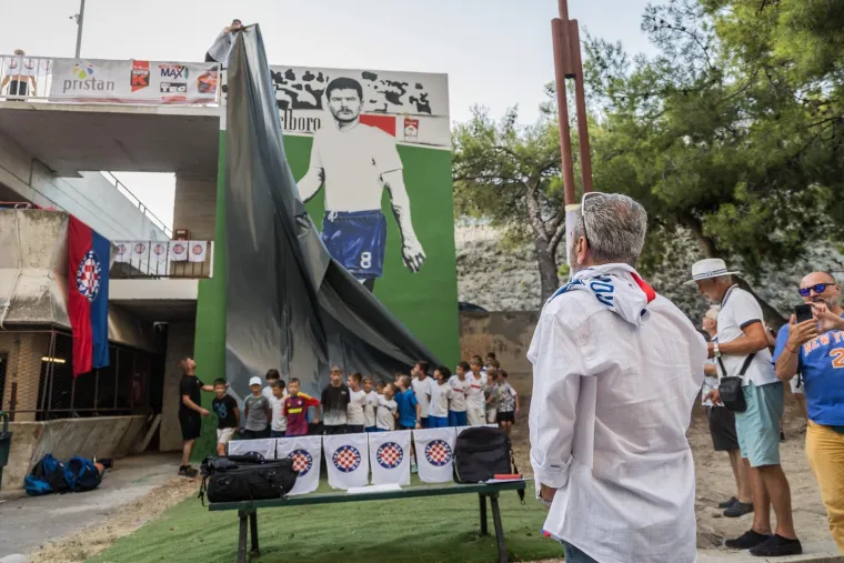 Pogledajte ludnicu koju je Split pripremio Sliškoviću! Poznata lica odala počast legendi Hajduka